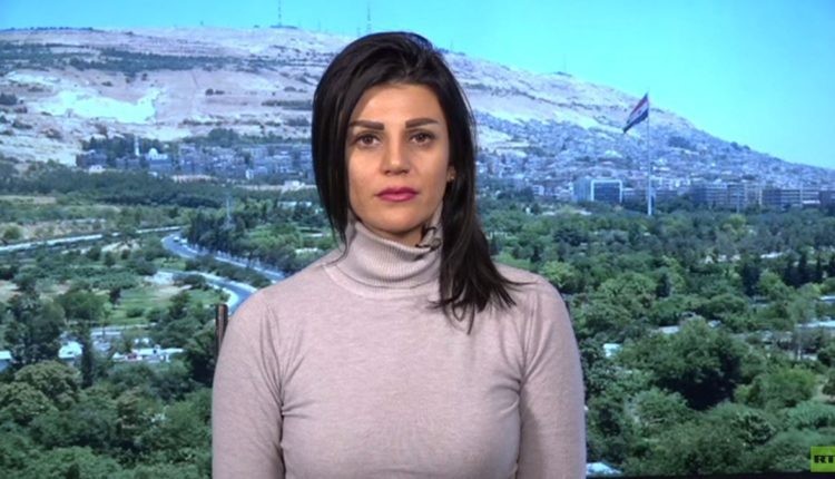 شاهد: لحظة انفجار قذيفة بمراسلة قناة روسيا اليوم خلال تغطيتها إحدى المعارك بـ سوريا