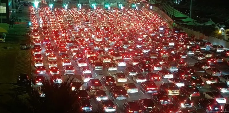 عاجل: شاهد ما يحدث الان على جسر الملك فهد بين السعودية والبحرين واثار الدهشة في كل دول الخليج