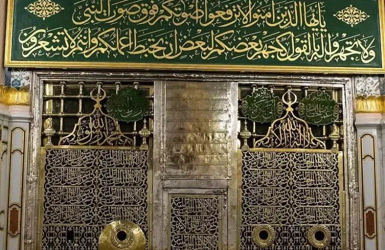 شاهد بالفيديو: اخر 3 اغاوات متبقين على قيد الحياة يحملون مفتاح الحجرة النبوية الشريفة التي يقع فيها قبر النبي محمد وهذا من سيرثه من بعدهم