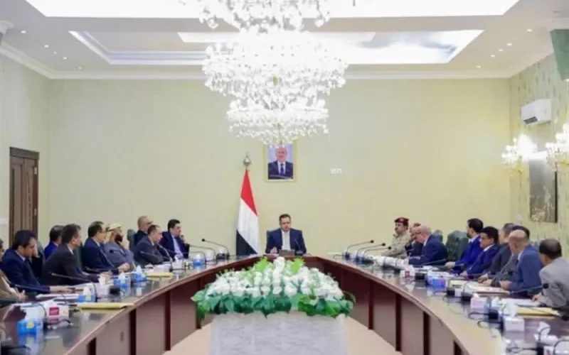 الحكومة تقر الغاء ملحقيات في سفارات اليمن بالخارج وتسريح عشرات الموظفين