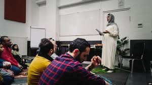 إنهم يتبعون دينًا جديدًا.. أول امرأة تخطب الجمعة في مسجد “مختلط” بـ باريس.. صور