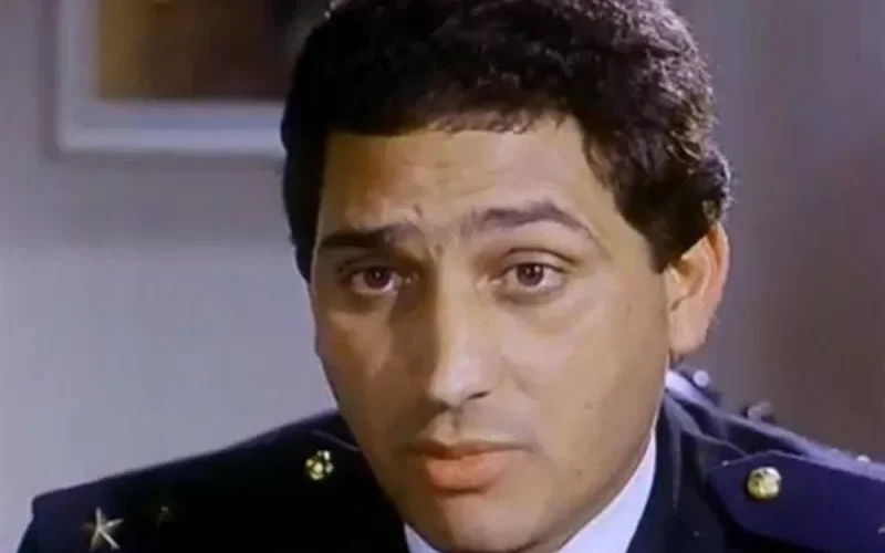 شاهد: الضابط الوسيم الذي عشق يسرا وتزوج ميرفت امين وسهير رمزي وانهى خدمته من اجل الفن