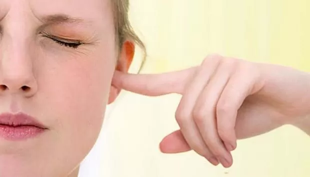 هل تسمع طنين وصفير في اذنيك؟ اليك السبب الذي لا تتوقعه