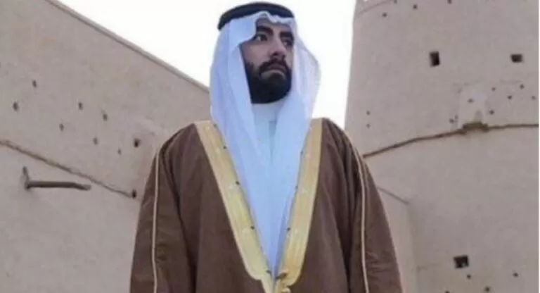شاب سعودي يرتدي بشت غير مألوف ويثير الجدل في المملكة