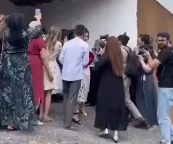 بالفيديو: شاهد لحظة سقوط عروسة في بالوعة أثناء حفل الزفاف!