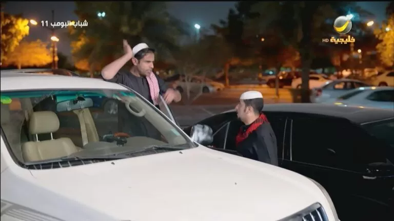 فيديو للفنان السعودي فيصل العيسى يضحك على سواقة البنات في شباب البومب بمشهد ظريف