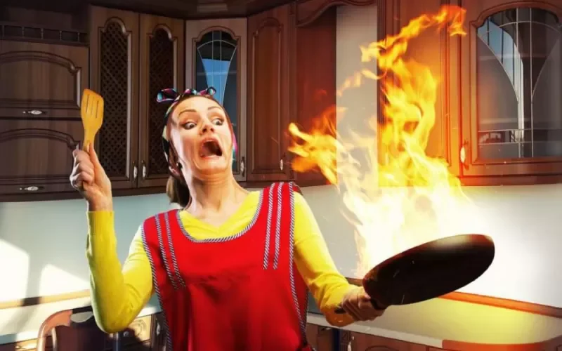 هذا ما يجب فعله عند اشتعال الزيت في المطبخ