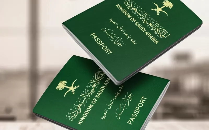 شاهد: لن تصدق من أول شخص حمل جواز سفر دبلوماسـي سعودي قبل 96 عاماً