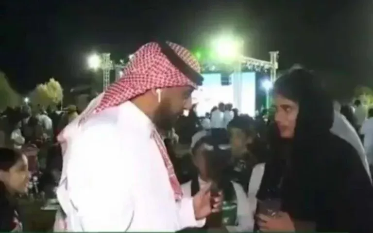 الفيديو الكامل الذي حذفه مراسل الاخبارية السعودية لفتاة بطلب من اهلها بعد ظهورها معه في احتفالات اليوم الوطني