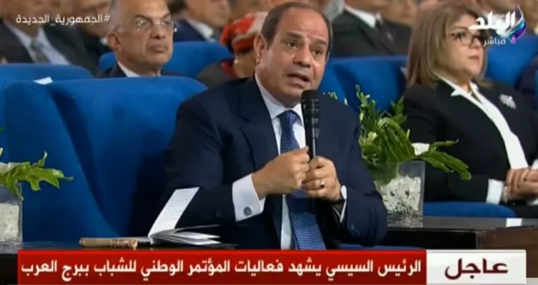 شاهد باحث اقتصادي يستعرض على الهواء سعر صرف الدولار في مصر.. والسيسي ينفعل