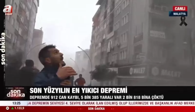 فيديو انهيار مبنى سكني كبير بعد الزلزال امام كاميرات وسائل الاعلام العالميـة