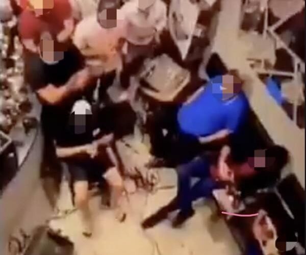 مواطن سعودي يفضح تنظيم حفل غنائي مختلط داخل مقهى بالمملكة .. صورة