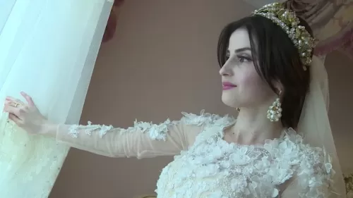 عروس سعودية تصدم الجميع وتكشف ما فعله بها زوجها في دخلتهم بعد ان ربطها وطلب من صديقه القيام بهذا العمل الفاحش بها