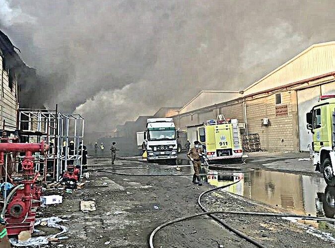 السعودية تشهد حريقا ً هائلا ً والسلطات تعلن حالة الطوارئ و تضطر لعزل المنطقة