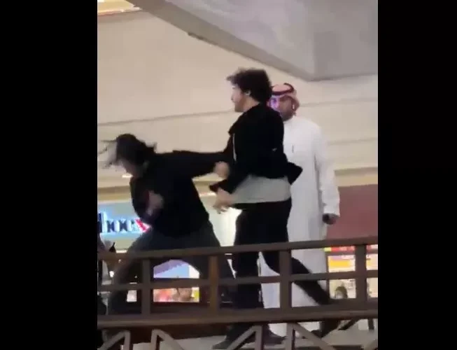شاهد اشتباك بين مصارعين سعوديين أثناء لقاءهما الصحفي في مول بالمدينة المنورة