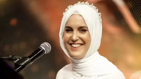 بعد اعتناقها الإسلام.. نجمة إنجليزية تبهر الجمهور بأدائها أغنية “طلع البدر علينا”! (فيديو)