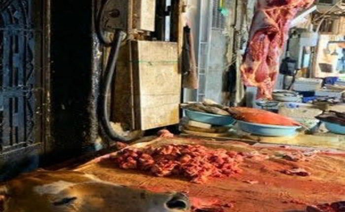 شاهد.. مداهمة “سوق النكاسة العشوائي” بمكة ومصادرة وإتلاف 70 طنَّ لحوم فاسدة