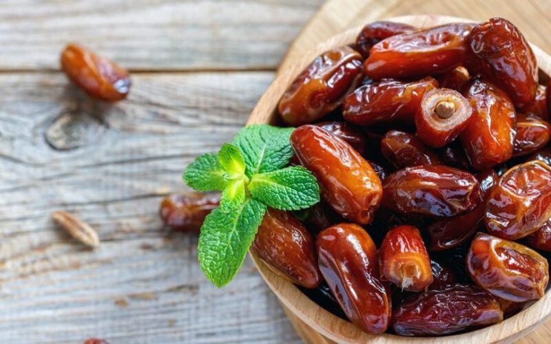على مائدة الإفطار الرمضاني.. لماذا علينا البدء بتناول التمر أولاً؟