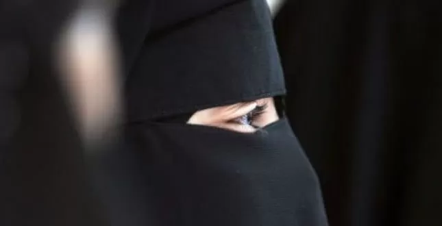 شاهد: قصة مثيرة لامرأة سمعت صديق زوجها يحرضه على زواجه من أخرى فأرسلت زوجها إلى البقالة .. ودخلت على صديقه وهذا ما حدث بينهما!