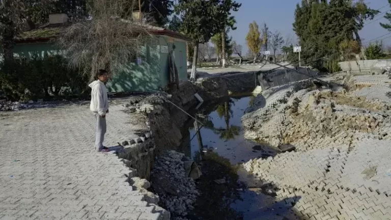 بالصور: بلدة تركية قسمها الزلزال إلى قسمين وقلب شوارعها.