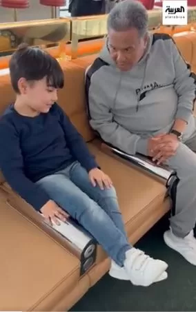 شاهد بالفيديو : طفل يحرج الفنان محمد عبده في المطار يشعل السعودية
