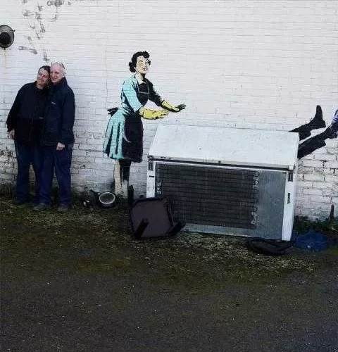 لوحة جديدة تطالب بإيقاف العنف ضد المرأة في يوم ”عيد الحب”