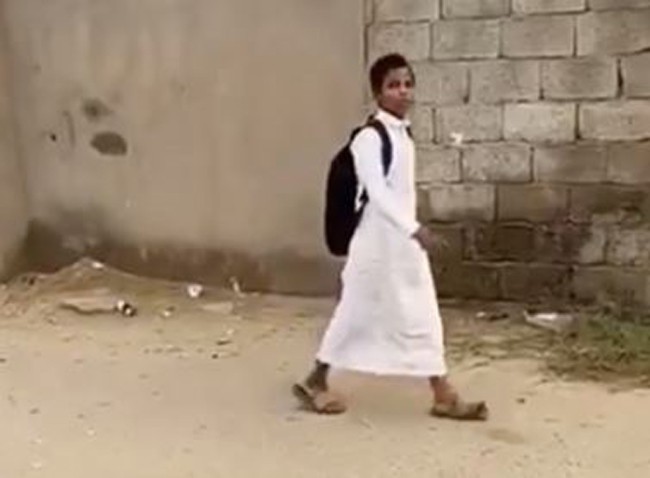 رغم اغلاق المدارس في السعودية: صورة لطالب مجهد يحمل حقيبته ويتجه لمدرسته وهذا ما صادفه