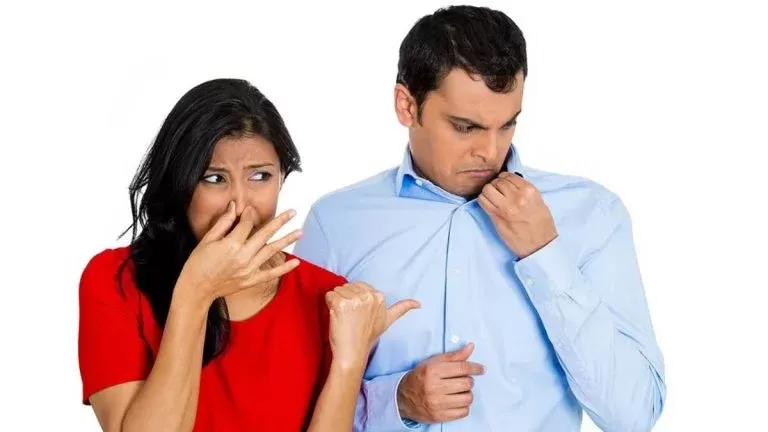 خاصة في الحر .. أطعمة تسبب رائحة الجسم الكريهة والمحرجة !