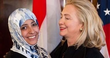 شاهد: بعد تسريبات هيلاري:.كرمان تستفز متابعيها وتنشر صورتها مع المسؤول الأمريك يالذي سرب الوثائق وتكتب: اتفضلوا علقوا”صورة”