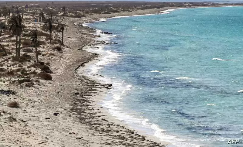 طيار سعودي يوثق مشهد مخيف من فوق البحر: ”الوضع مو طبيعي .. في شيء حاصل الله يستر الحذر” (شاهد)