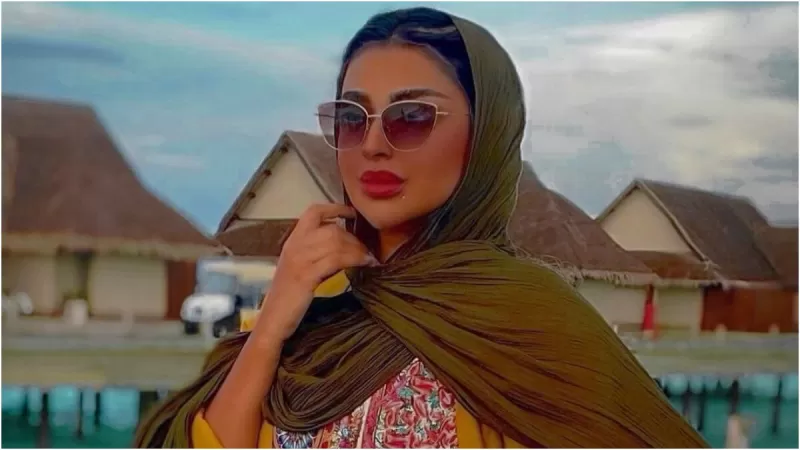 بعد أن خلعته .. آمل الانصاري تثير سخط السعوديين بهذا الوصــف للحجاب