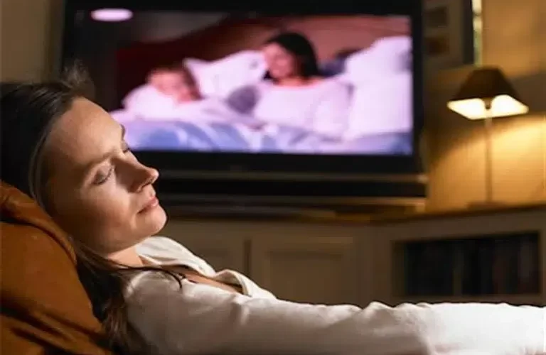 هــذا ما يحدث في دماغك عندما تنام امام التلفاز