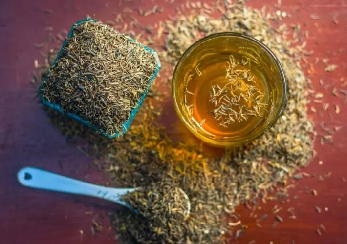 معجزة مشروب الكمون الرهيب يتحكم في مستويات السكري ويخفض الكوليسترول بدون ادوية ويمنحك نوماً عميق بدون ارق وهذه هي طريقة تحضيره وافضل انواع الكمون