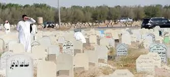 سعودي شهير يكشف عن شيء غريب استوقفه داخل المقابر أثناء زيارة والدته