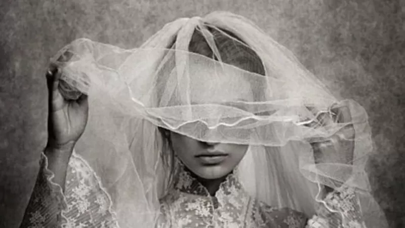 عريس يجبر زوجته الصغيرة في العمر على فعل شيء صادم في ليلة الدخلة .. النهاية كانت صادمة والفحص يكشف المستور ؟