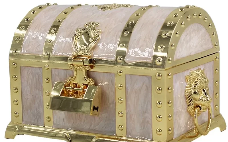 انتظرت وفاة والدتها بفارغ الصبر وبعد ساعات من دفنها فتحت علبة المجوهرات فسقطت ميته على الفور