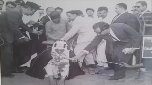 تسريب صورة نادرة للملك فيصل وهو يقوم بهذا العمل في باكستان