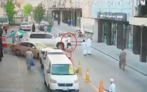 شاهد بالفيديو: سواق لاند كروزر يفقد السيطرة عليها ويقتحم اكبر محل تجاري في باب شريف بجدة