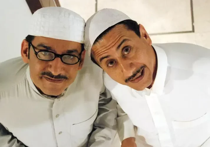 أثناء تصوير طاش ما طاش.. شاهد السدحان والقصبي يستقلان جمس أزرق في أحد شوارع الرياض