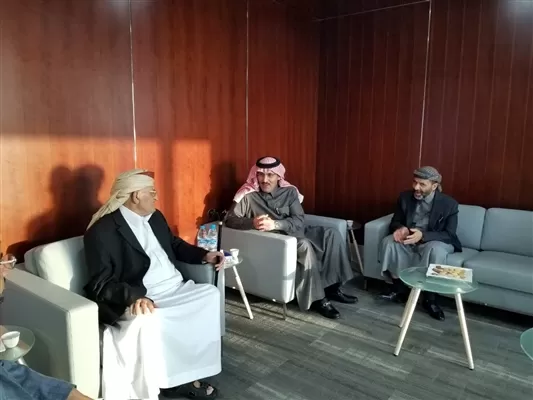السفير السعودي في اليمن يعلن تفاصيل محادثاته مع صادق الاحمر