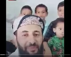 في زمن الحرب .. تاجر عسل يمني يتباهى بفحولته باستعراضه أبنائه وزوجاته في مقطع فيديو !