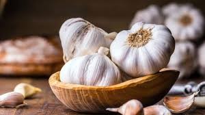 تعرّف على فوائد الثوم تحت الوسائد