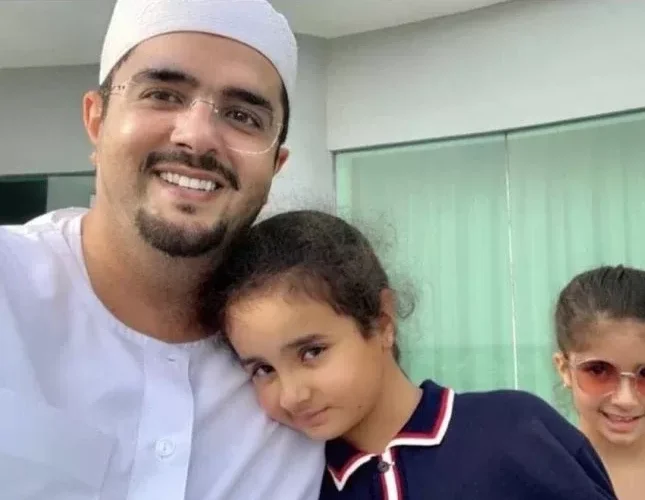 شاهد صورة حديثة للأمير عبد العزيز بن فهد وبناته.. والكشف عن مكان التقاطها
