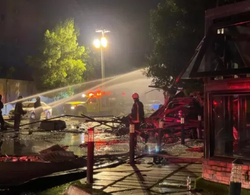 فيديو مروع من مطعم في السعودية انفجرت فيه اسطوانة غاز وانهار على رؤوس العمال