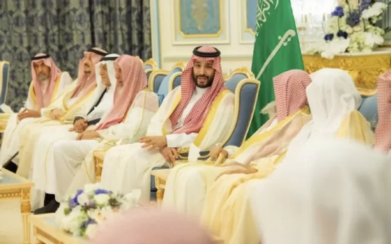 شاهد : ولي العهد السعودي يقبل راس جميع هولاء خلال استقباله المهنئين بشهر رمضان..لهذا السبب!