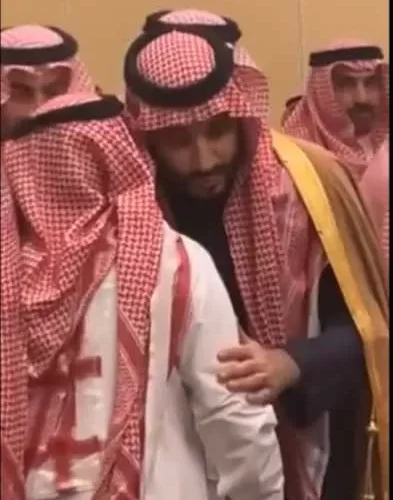 بالفيديو: شاب سعودي يستوقف ولي العهد ”محمد بن سلمان” ويهمس في أذنه بطلب خاص والأخير يلبي