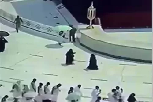 فيديو من السعودية لتصرف غريب من رجل امن تجاه معتمر