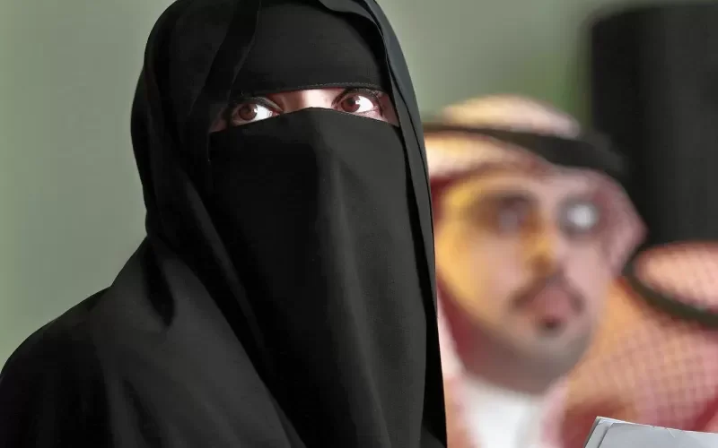 فتاة سٌعودية تخرج عن صمتها وبدون خجل وتعلن عن سر إقبال الرجال لبنات العشرين.