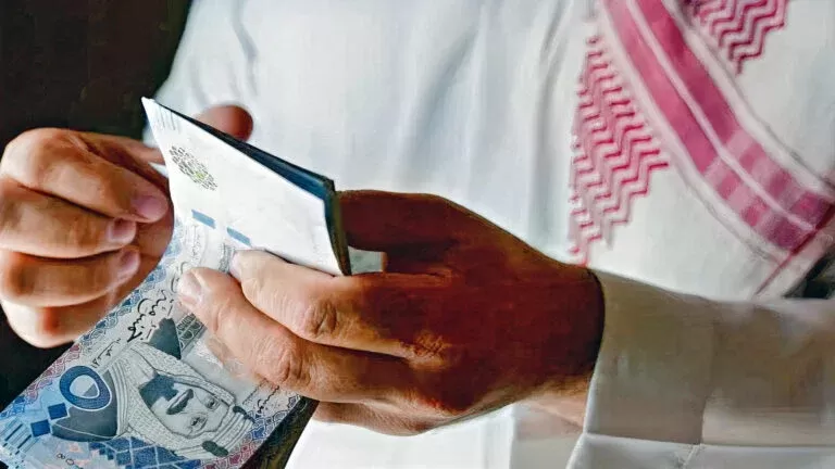 بالفيديو: قصة مواطن قدم استقالته لضعف الراتب.. وأثناء مغادرته مقر العمل قابل رجل كان سببا في تغير حياته
