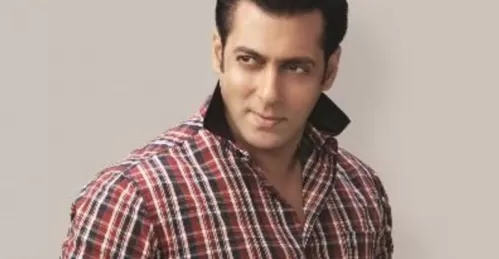 هذا ما حدث للفنان الهندي سلمان خان داخل مطار مومباي .. شاهد الصور والفيديو!!